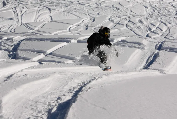 Snowboarding powder in Sauze d'Oulx