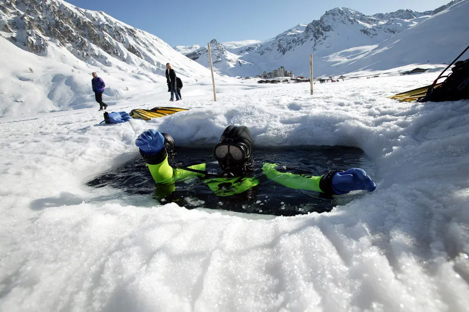 Ice diving in Tignes' lac